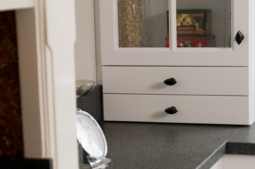 Witte deurtjes houten kast