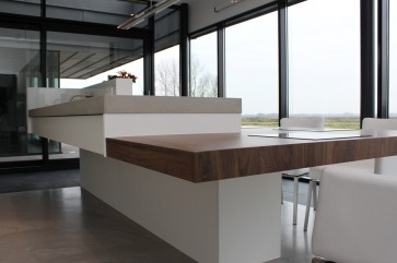 Zwevend aanrechtblad en tafelblad aan keukeneiland.