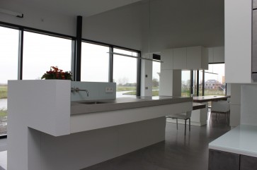 Eiland keuken met Corian en beton