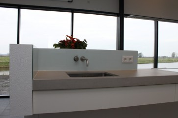 Vola kranen op handgemaakte maatwerk keuken