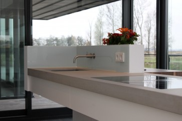 Betonnen eiland in maatwerk designkeuken