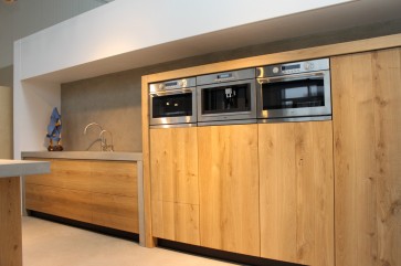 Showroomaanbieding eiken houten keuken greeploos met beton