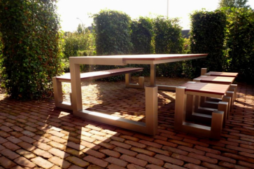 Buitentafel met bank en krukjes