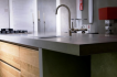 Keuken van beton en hout