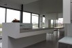 Eiland keuken met Corian en beton