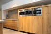 Showroomaanbieding eiken houten keuken greeploos met beton