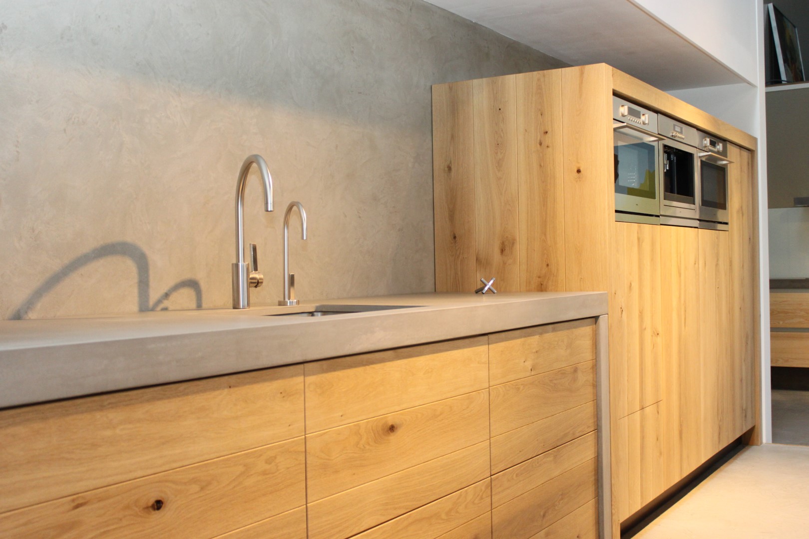 Fonkelnieuw Showroomaanbieding eiken houten keuken greeploos met beton ZF-62